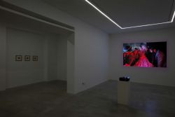 Tony Oursler. Le volcan poetics tattoo & UFO