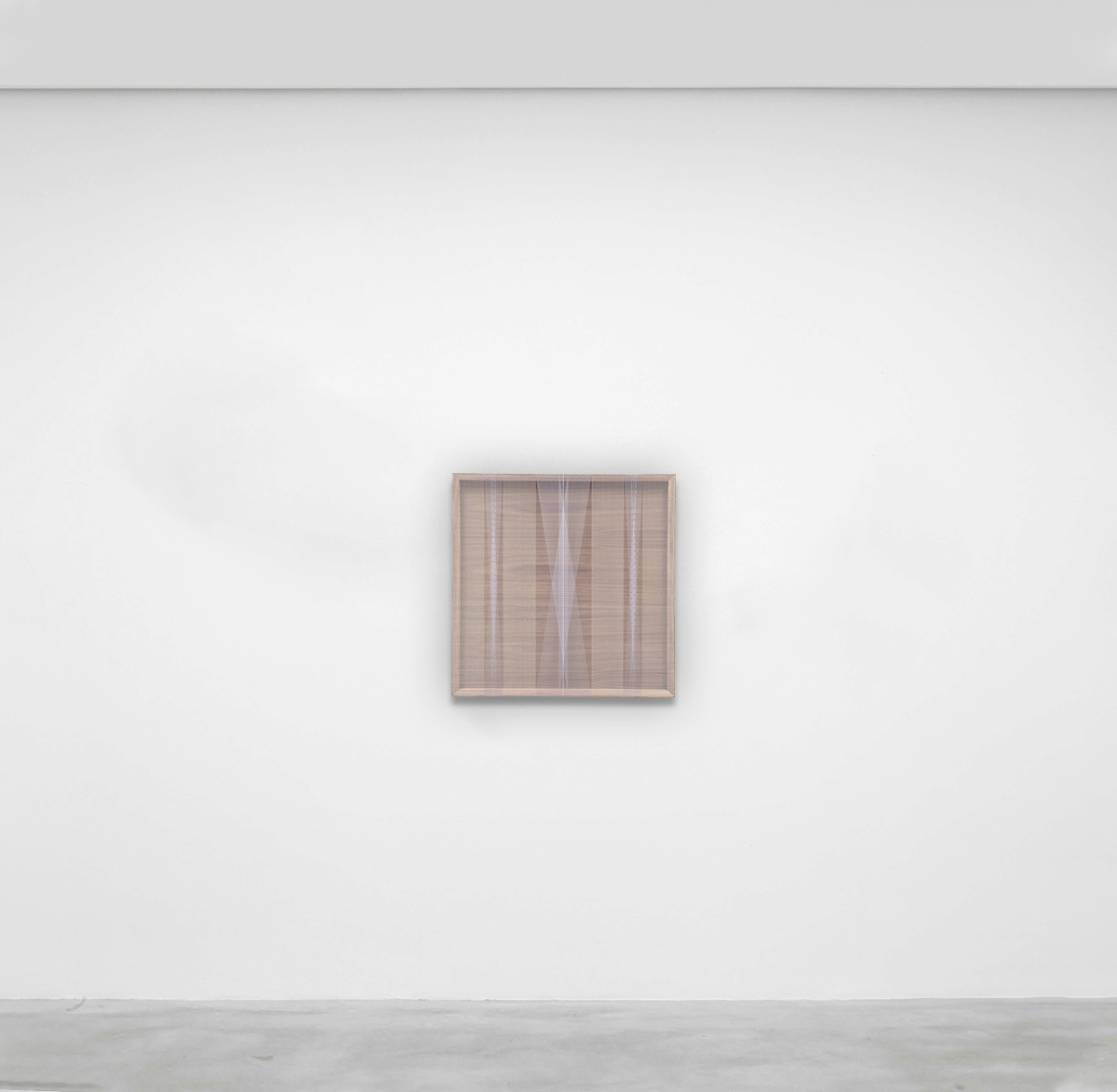 Opera di Brian WILLS, Titolo Untitled (white vertical axis with opal green)